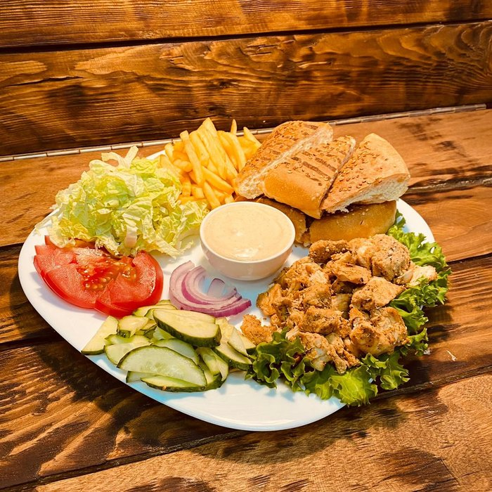 Гиро на тарелке с курицей