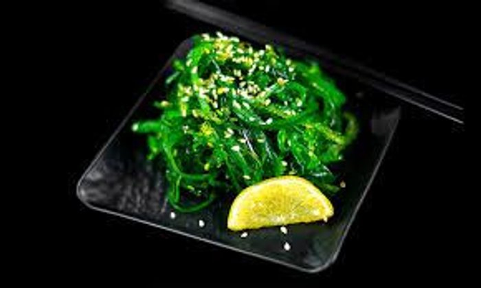 Салат чука под ореховым соусом