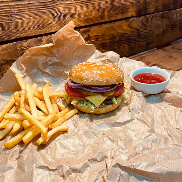 Бургер с курицей + картофель фри+соус